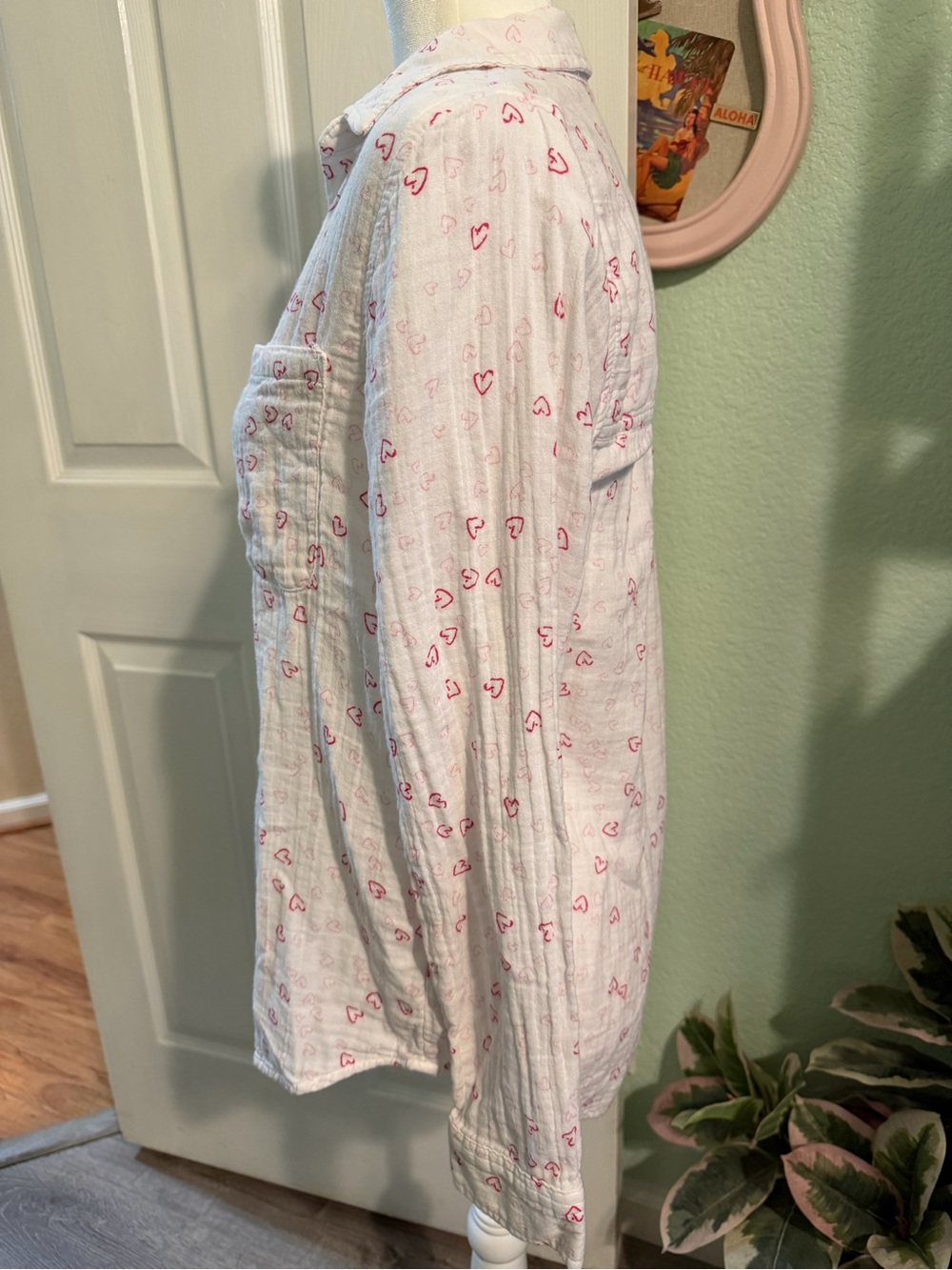beachlunchlounge White Button-Down Shirt with Pink Heart Print - Picture 3 of 7